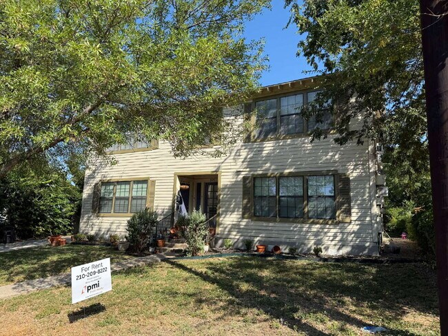 Building Photo - 1 Bedroom plus a Den, Close to SAC and Alamo Heights