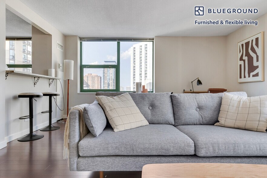 Building Photo - 77 W Huron St