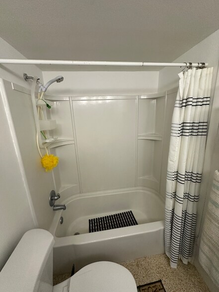 Building Photo - 819 Schumann Dr