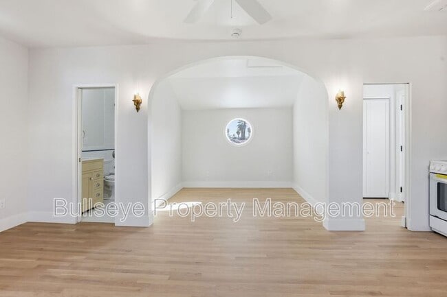 Building Photo - 525 W Lynwood St