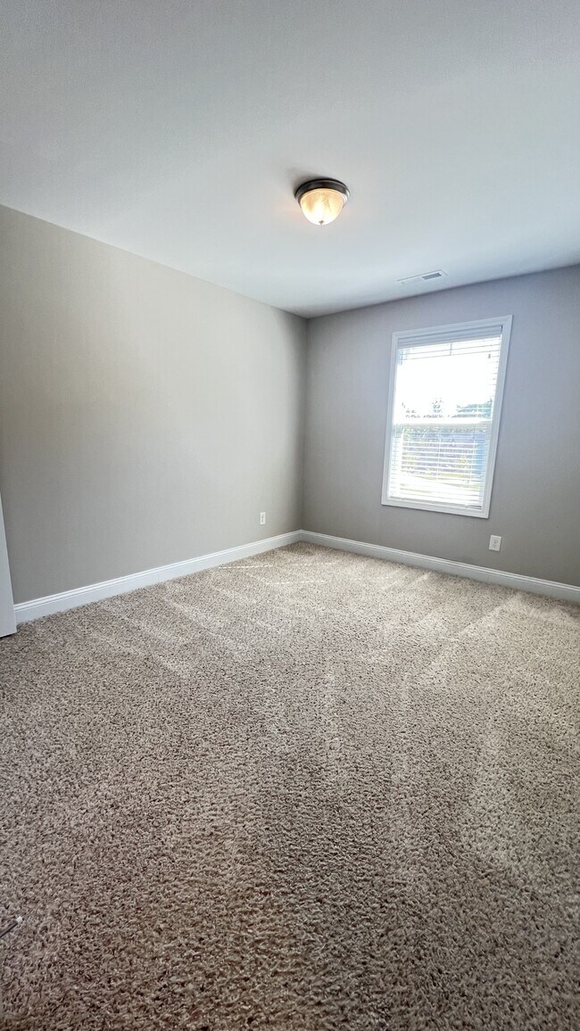 Building Photo - 550 Hampstead Pl