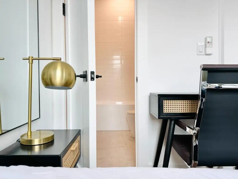 Building Photo - Furnished room/NOT APARTMENT