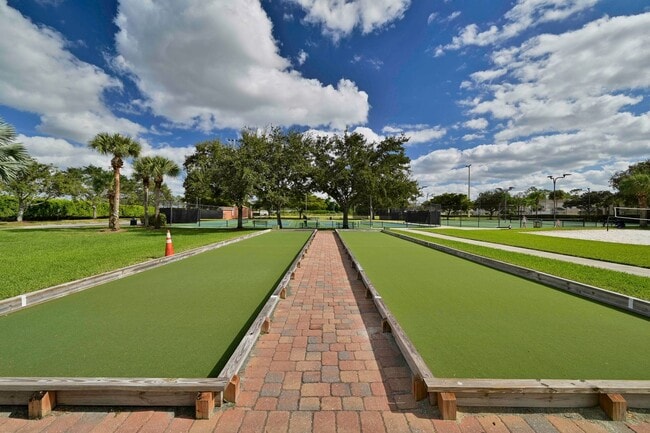 Building Photo - **SHORT-TERM RENTAL - FURNISHED TURNKEY 2+Den/2 CONDO in Stoneybrook**