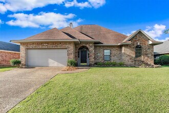 Building Photo - "Elegant 4-Bedroom Home in Bossier City with Granite Countertops & Cozy Fireplace!"