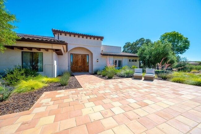 Primary Photo - AVAILABLE NOW - Furnished Luxury Wine Coun...