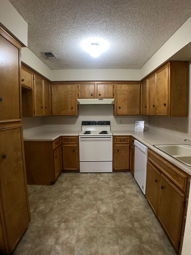 Building Photo - 2/2 Apartment on The Hill! Minutes from La...