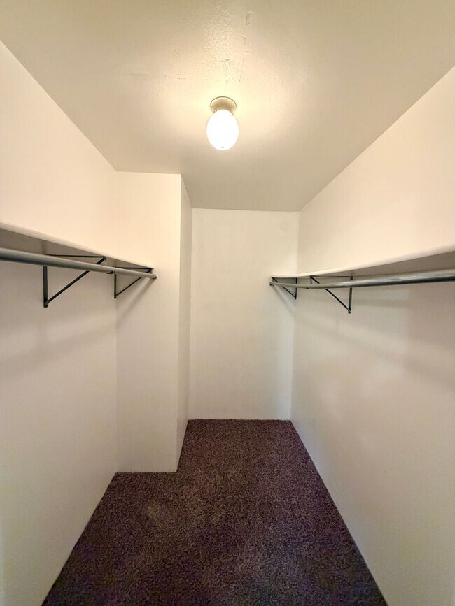 Building Photo - Beautifully Remodeled | 1 Bed · 1 Bath | Pet Friendly