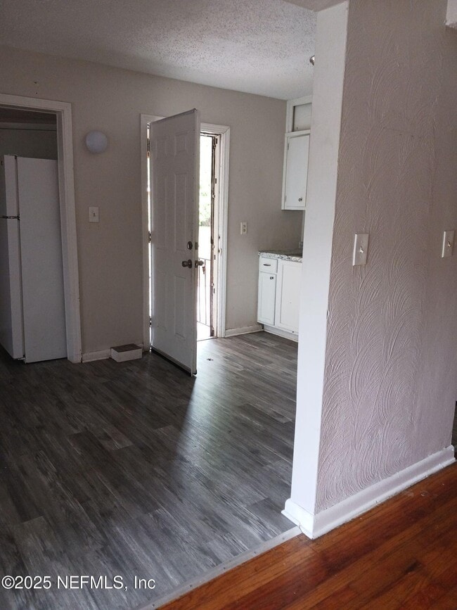 Building Photo - 6817 W Virginia Ave