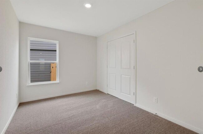 Building Photo - 301 Crescent Park Dr