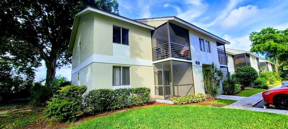 Building Photo - 701 Gardens Dr
