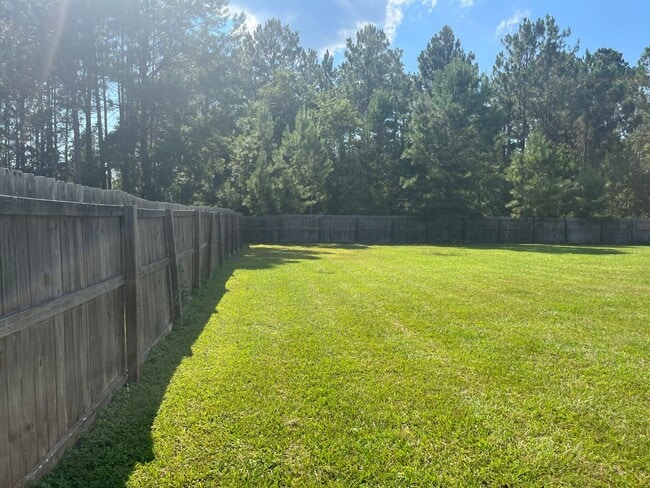 Building Photo - FOR RENT 3 Bed 2 bath Pet friendly home