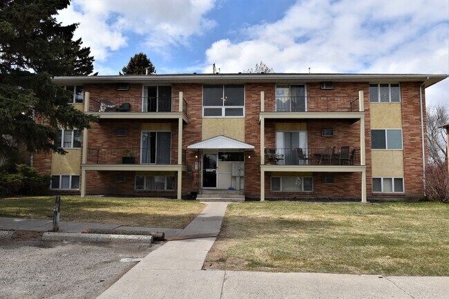 Building Photo - Pet Friendly! Great 2 bedroom one bath gar...