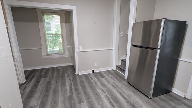 Building Photo - Discover this newly renovated 3-bedroom, 1-bath home in Akron