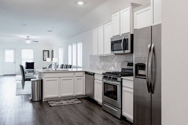 Building Photo - Now Offering Up to 6 Weeks Free Rent!