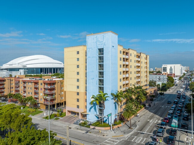 218 NW 12th Ave Miami, FL 33125 - Diamond Tower