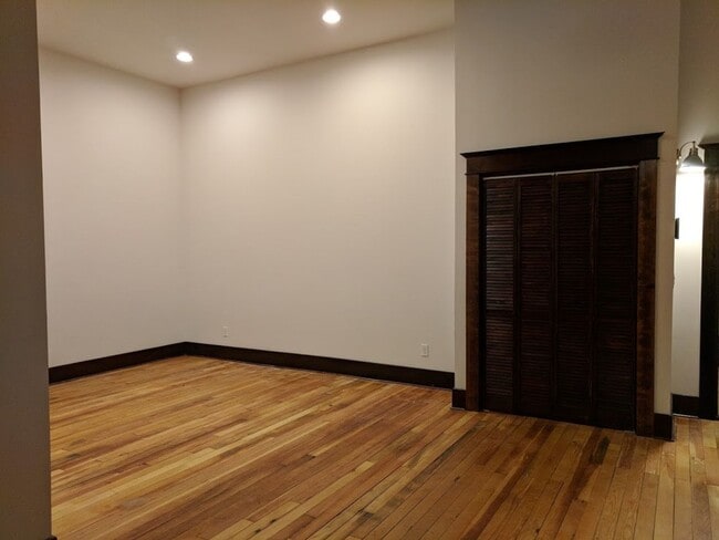 Building Photo - Historic Downtown Cle Elum Apartment right on the main street!