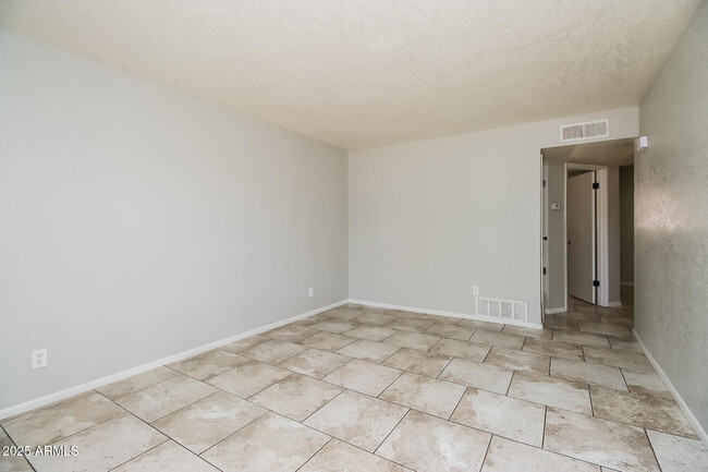 Building Photo - 208 S Doran