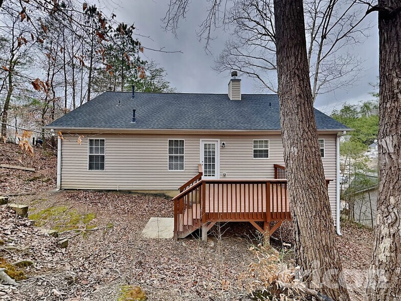 Building Photo - 1048 Whispering Woods Dr