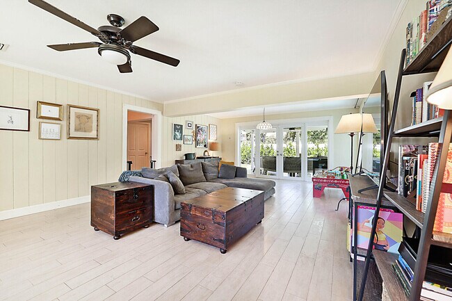 Building Photo - 711 NW 7th Dr