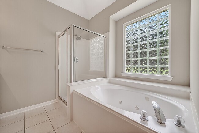 Building Photo - 23719 River Pl Dr