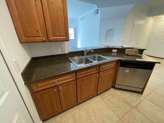 Building Photo - ANNUAL RENTAL - POSITANO PLACE 2 BED / 2 BATH WITH GARAGE