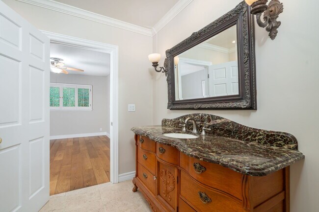 Building Photo - 14972 Camarosa Dr