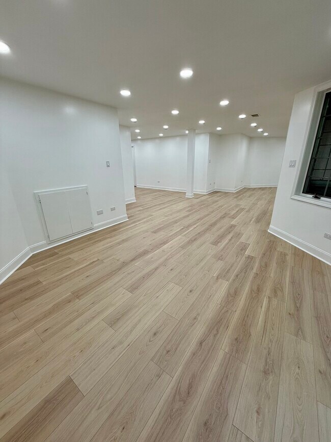 Building Photo - 8960 Enclave Dr