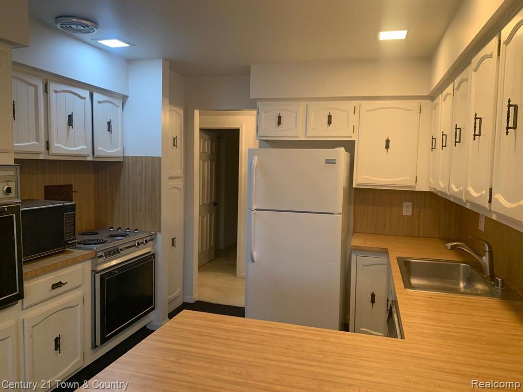 Building Photo - 42160 Woodward Ave