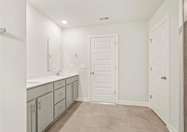 Building Photo - Beautiful 4/3 Available Now!