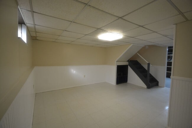 Building Photo - Recently Updated 3 Bedroom 1 Bath in Newark with a Partially Finished Basement