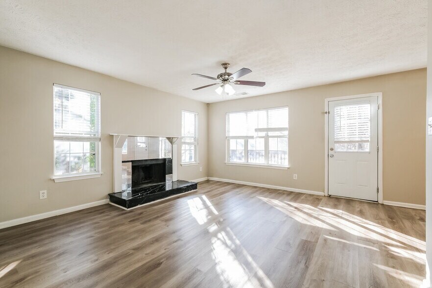 Building Photo - 100 Old Surrey Ct