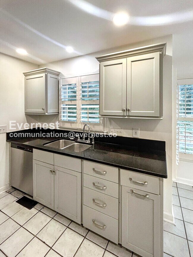 Building Photo - 3501 Shaker Dr