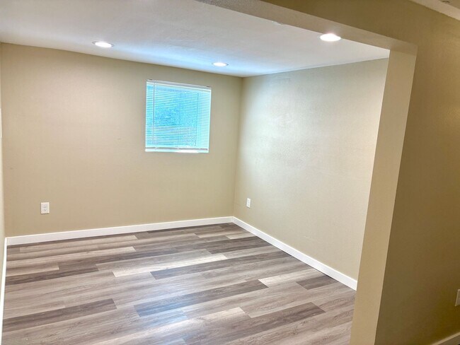 Building Photo - University Park Home with Finished Basemen...