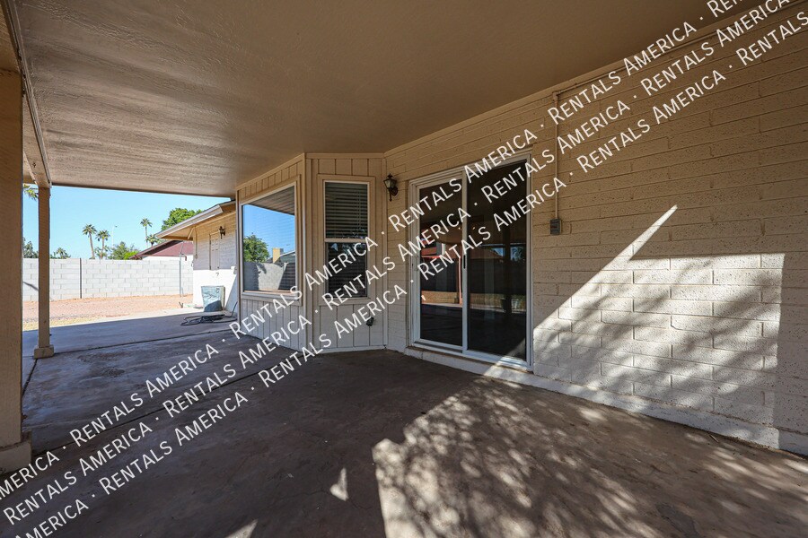 Building Photo - 710 W Alamo Dr