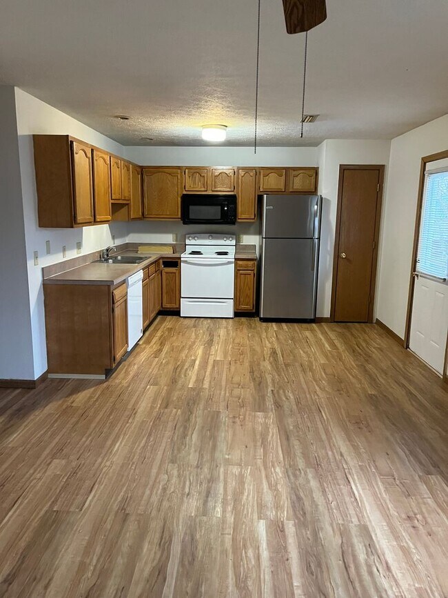 Building Photo - Upstairs apartment....3 Bed 2 Bath
