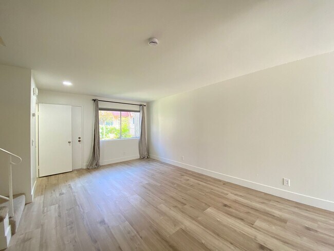 Building Photo - 637 Beverly Pl