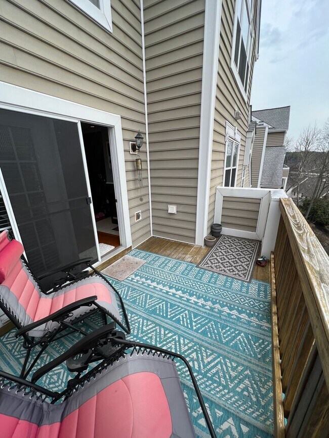 Building Photo - Stunning 2 bedroom and 3 Bathroom Townhome Style Condo / w Pool