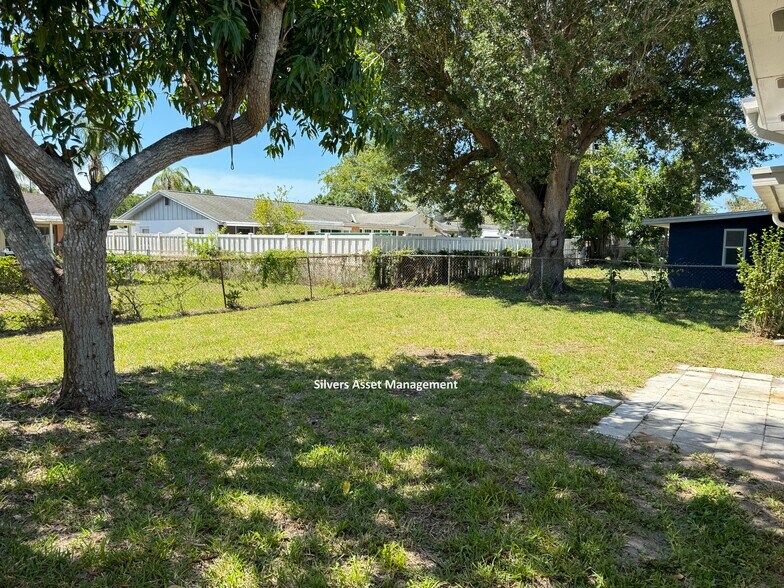 Building Photo - 3307 York Dr W