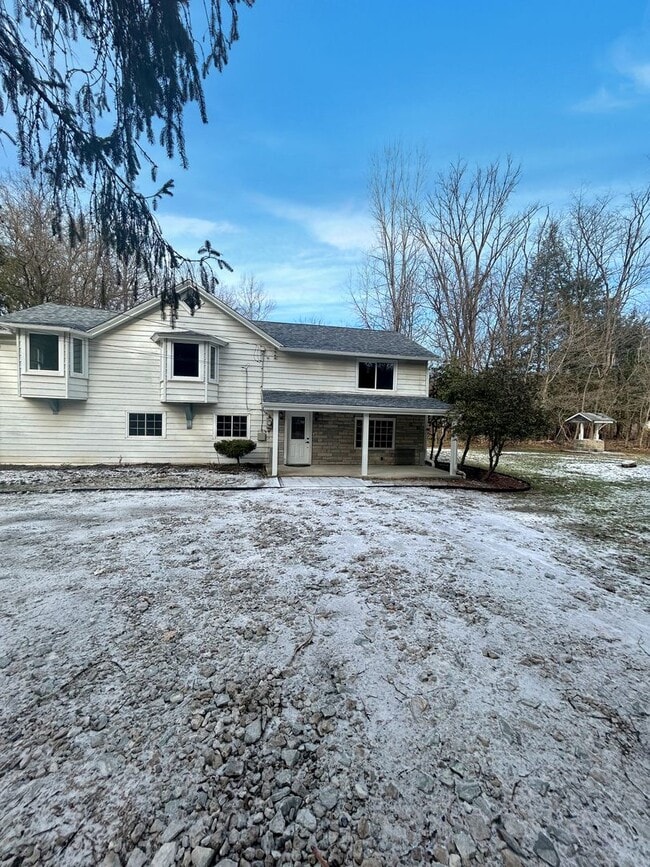 Building Photo - Welcome to this newly remodeled gem located in the heart of Collier, PA.