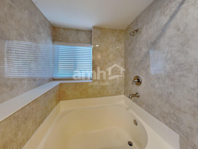 Building Photo - 514 W 150 S