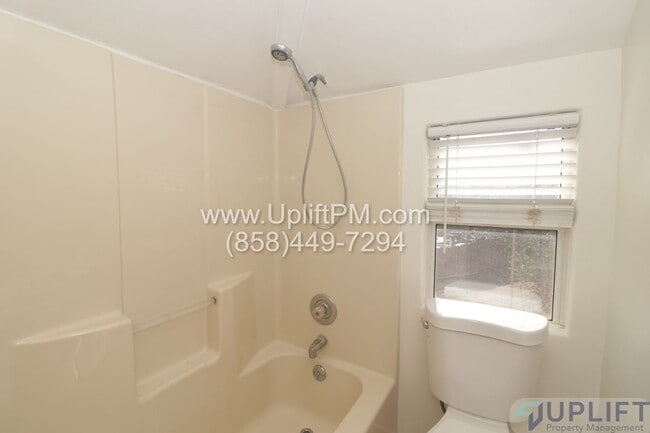 Building Photo - 4 Bedroom 2.5 Bath in San Diego Country Es...