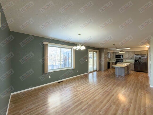 Building Photo - Main level living!