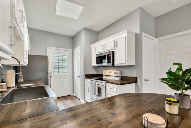 Building Photo - Beautiful 4 bed 4 bath