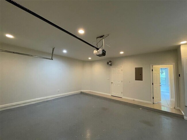 Building Photo - 10401 Yellowstone Dr