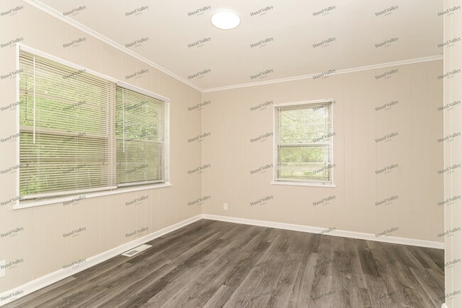 Building Photo - 6645 Thurston Ave