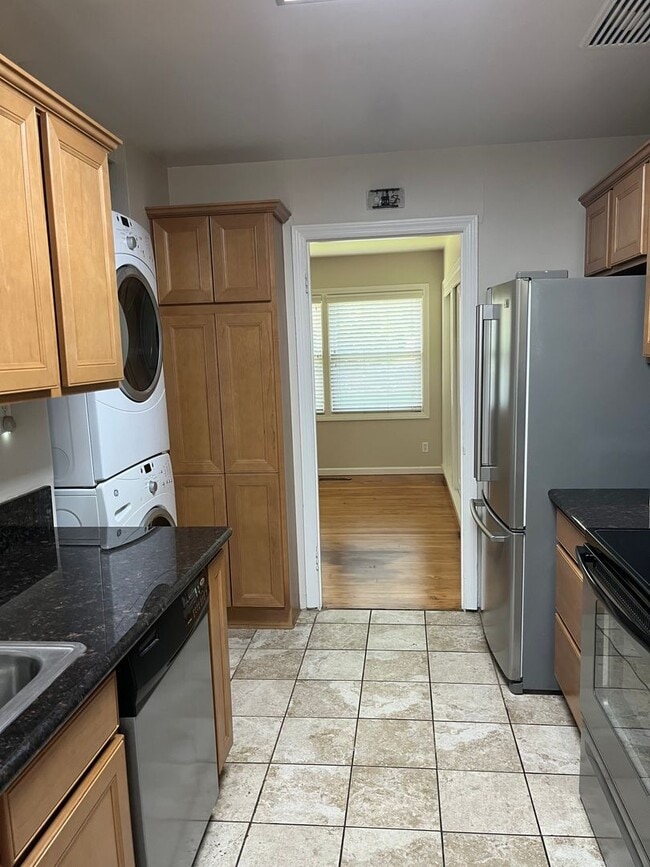 Building Photo - 1 Bedroom / 1 Bathroom Duplex in Old South...