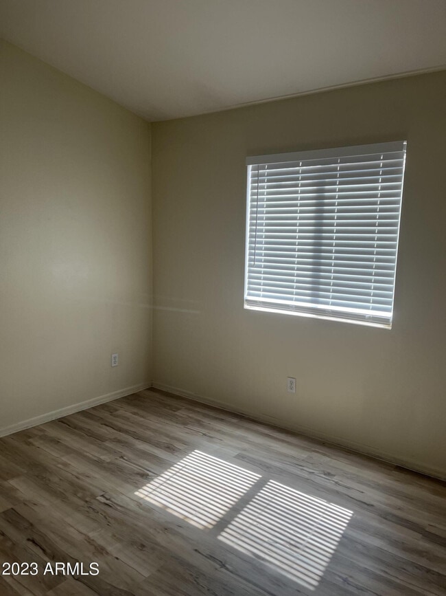 Building Photo - 1744 E Robin Ln