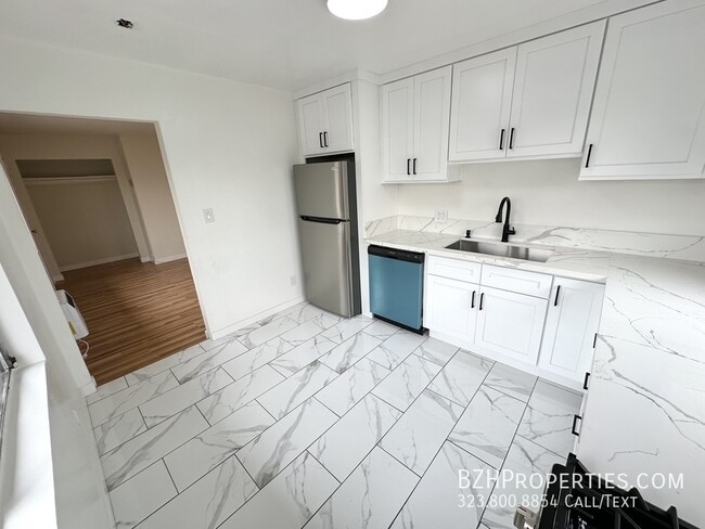 Building Photo - Newly Updated 2Bed 2Bath with Balcony!!!