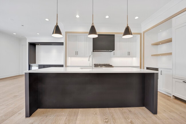 Building Photo - 4918 N Lincoln Ave