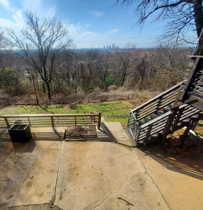 Building Photo - Call Peggy 501 676 1758